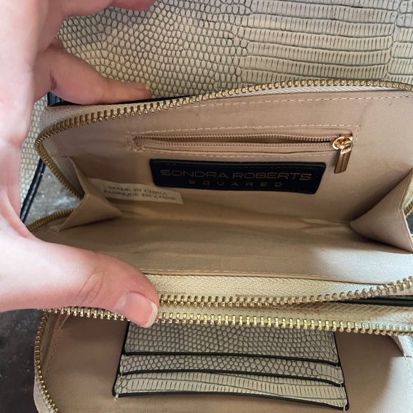 SR Squared White Crossbody Clutch Purse Wristlet - Picture 6 of 7